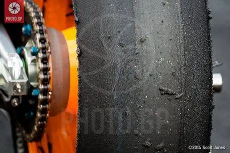 Bridgestone-asymmetric-rear-slick-tire-valencia-2014-L
