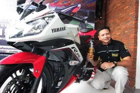 Eddy Saputra - Direktur PT Sena Autopart Indonesia (distributor resmi Ohlins di Indonesia) dengan YZF-R15 Supernova White dan suspensi Ohlins