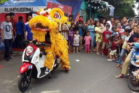 Atraksi Barongsai dengan Yamaha Fino Blue Core di Hari Raya Imlek 2016