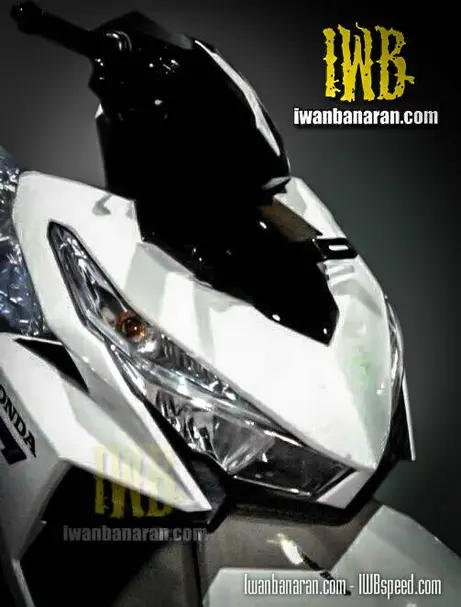 Vario 150 headlamp side