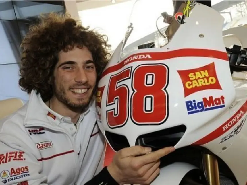 ” Aku sangat merindukan Marco Simoncelli… ” seru Valentino Rossi