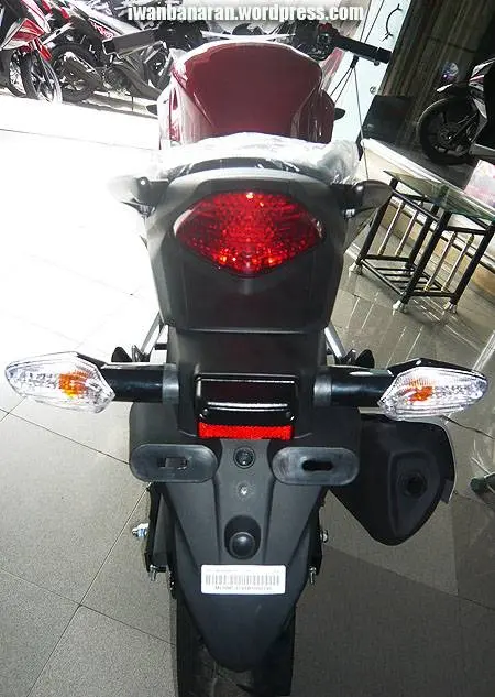 P1110268 Menjamah dan mengelus CBR250r……