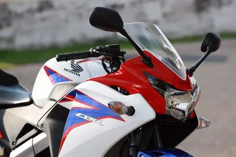 2011-Honda-CBR150R-3 Spesifikasi lengkap new Honda CBR150….