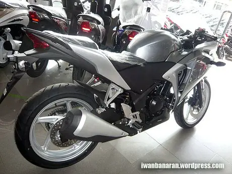 P1110251 Menjamah dan mengelus CBR250r……