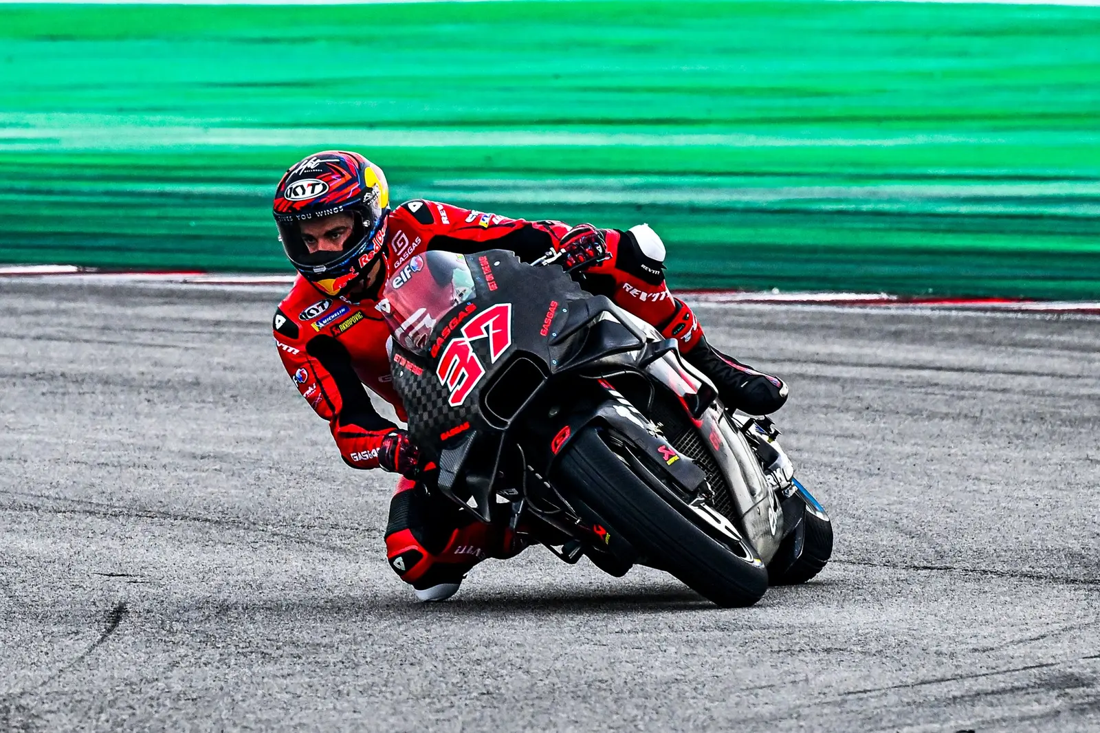 Augusto Fernandez tercengang dengan mesin Motogp ” Super Kencang” serunya