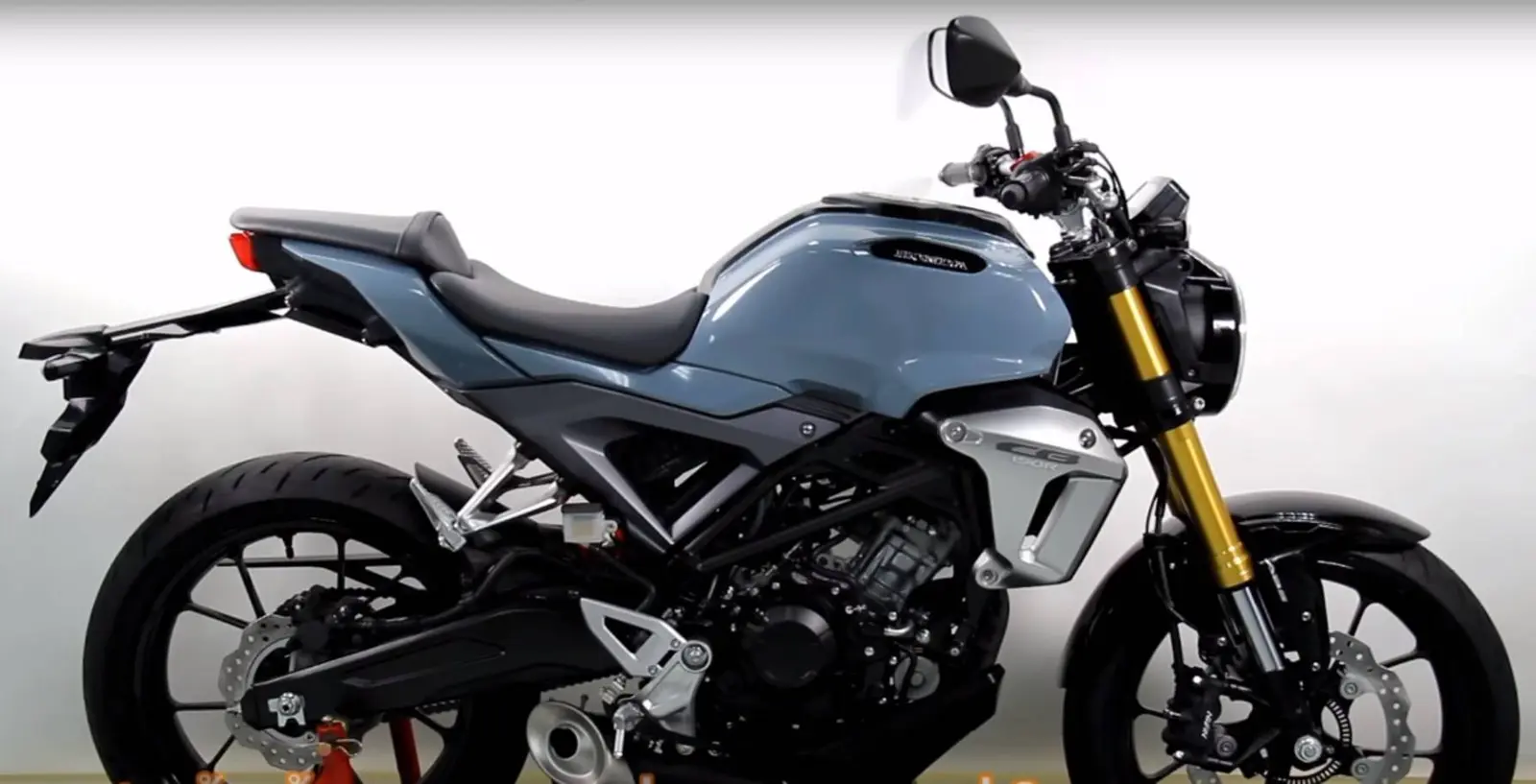 Membongkar Body Honda CB150R Thailand, Aki jebule dibawah tanki