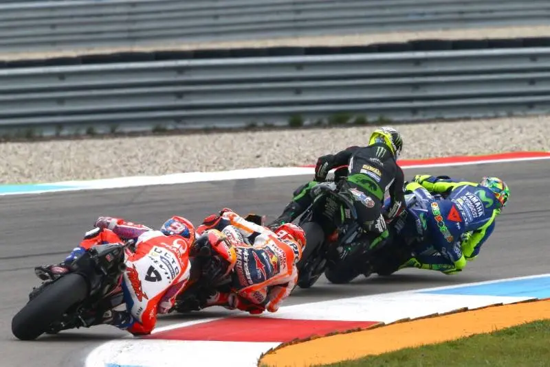 Video : Penampakan wearpack Rossi terkikis akibat ditabrak ban depan Zarco….