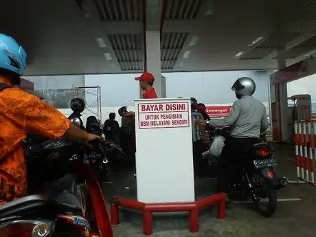 Ngisi BBM dibantu petugas? DiSPBU ini tidak berlaku saudara-saudara……