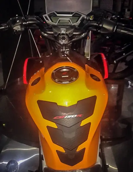 All-New-Honda-CB150R-StreetFire-Repsol-03-488x650