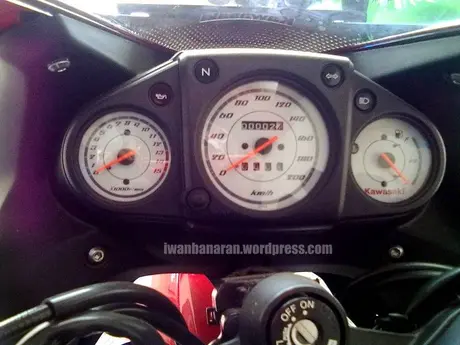 Varian warna baru Kawasaki Ninja 250r….keren juga