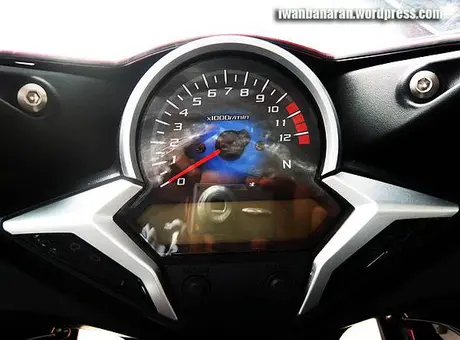 P1110259 Menjamah dan mengelus CBR250r……