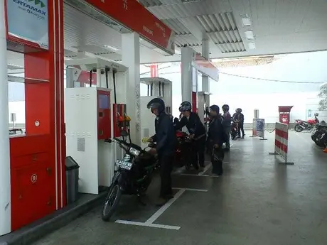 Ngisi BBM dibantu petugas? DiSPBU ini tidak berlaku saudara-saudara……