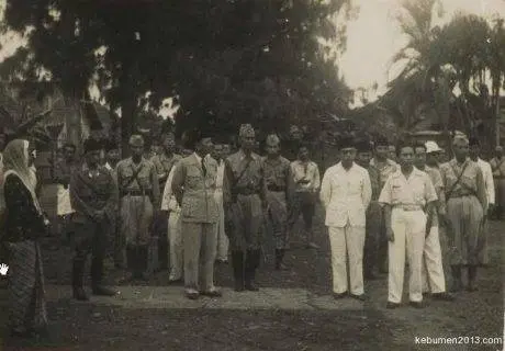 presiden-sukarno-dalam-masa-peralihan-tri-menjadi-tni-di-jawa-tengah-1947