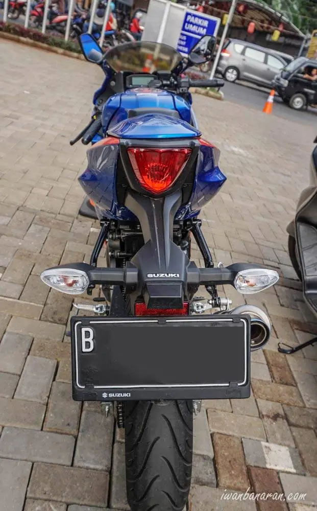Foto Suzuki GSX-R150 ketika ban belakang dijejali ukuran 140