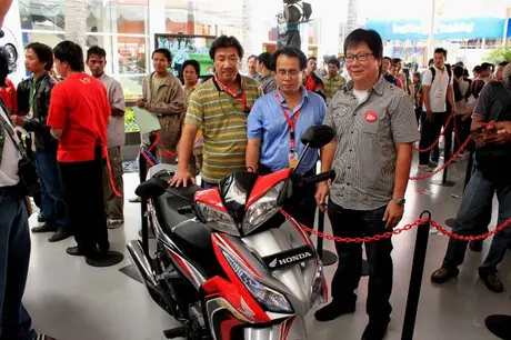 Honda-Blade-VIP-2 Beli new Honda Blade dapat gratis BBM 1 tahun??? byuh…enak tenan
