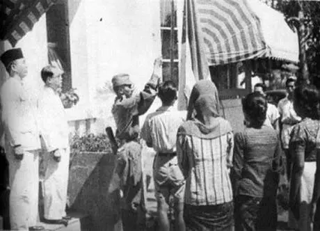 ilyas-karim-bercelana-pendek-nomor-empat-dari-kiri-_110817205817-340