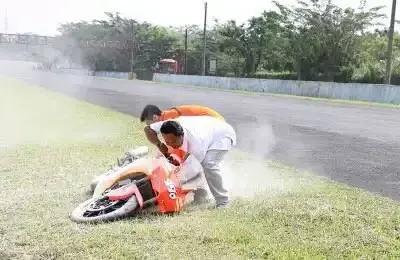 Mengalami insiden tragis… — M. Fadli juara dikelas Supersport 600 race 2
