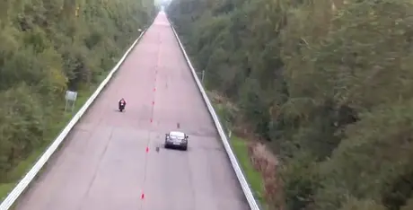 Suzuki GSX1300r vs Nissan Skyline GTR….menarik juga nih