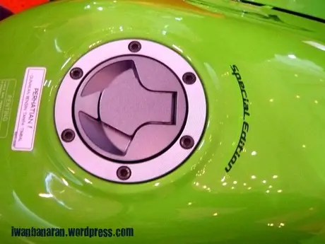 Kawasaki mengeluarkan Ninja250r limited edition… —