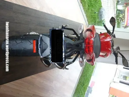 Berangkat kuliah naik Ducati. Wiihhh mantep euy