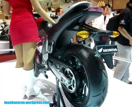 Modifikasi New Megapro….terinspirasi CB1000r. Hasilnya Mantap! —