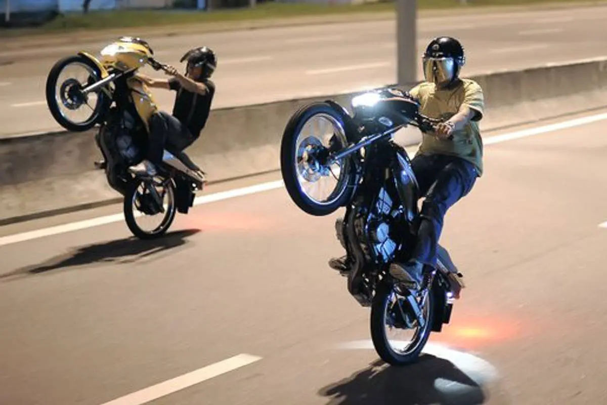Biker 21 tahun ini dipenjara 14 bulan gara-gara aksi wheelie, moncrotttt