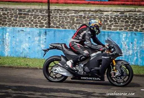 honda-rc213v-s-iwb-sentul-2016-6