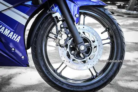 Yamaha YZF_R15 (4)