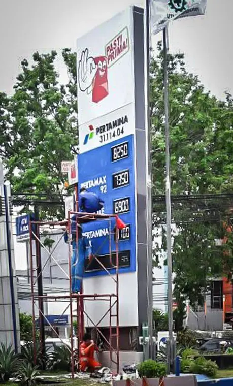 "Petugas membuang papan sign bensin Premium.."