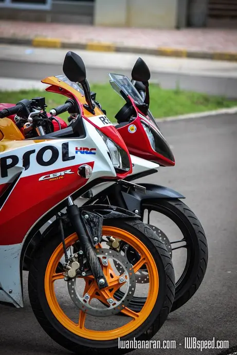 Honda CBR150R_vs_Yamaha_R15 (21)