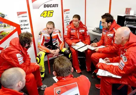 Rossi jajal Ducati 1198. Bahunya masih sakit bro —