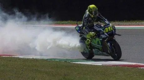 valentino-rossi-berasap_20160523_203246