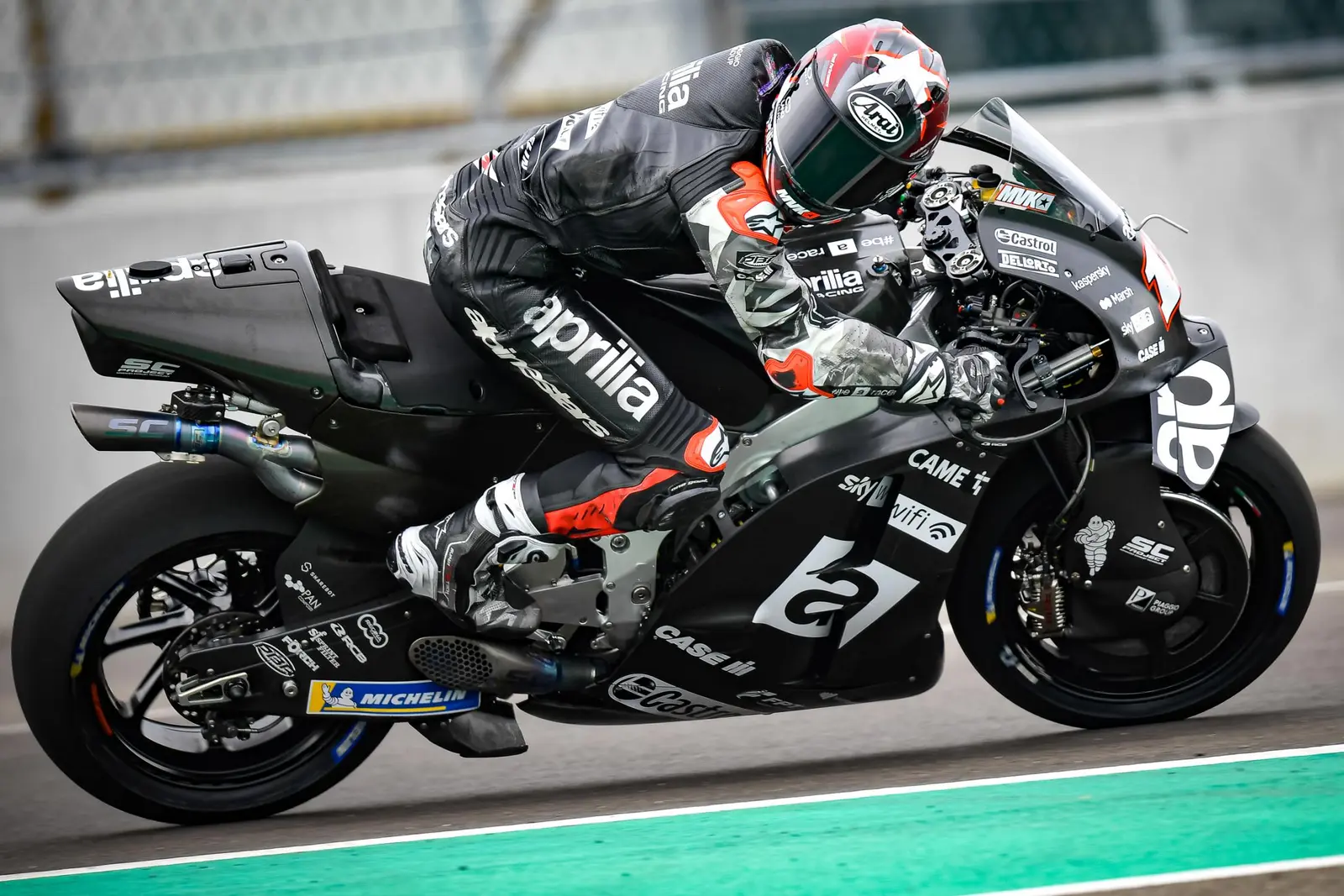 Tetap optimis !! ?Bukan saatnya untuk menangis? ? seru Maverick Vinales