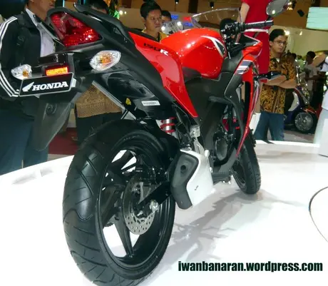 CBR 150 right Nih dia foto detil new CBR150r….monggo diintip