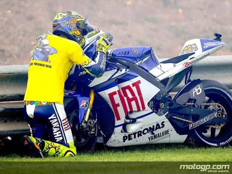 n517227_Rossi_12.slideshow Perpisahan Rossi-Yamaha mengharukan… —