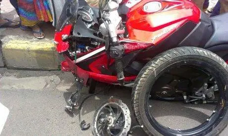 Bajaj-Pulsar-RS-200-broken-alloy-wheel-4