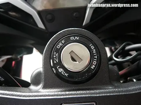P1110260 Menjamah dan mengelus CBR250r……