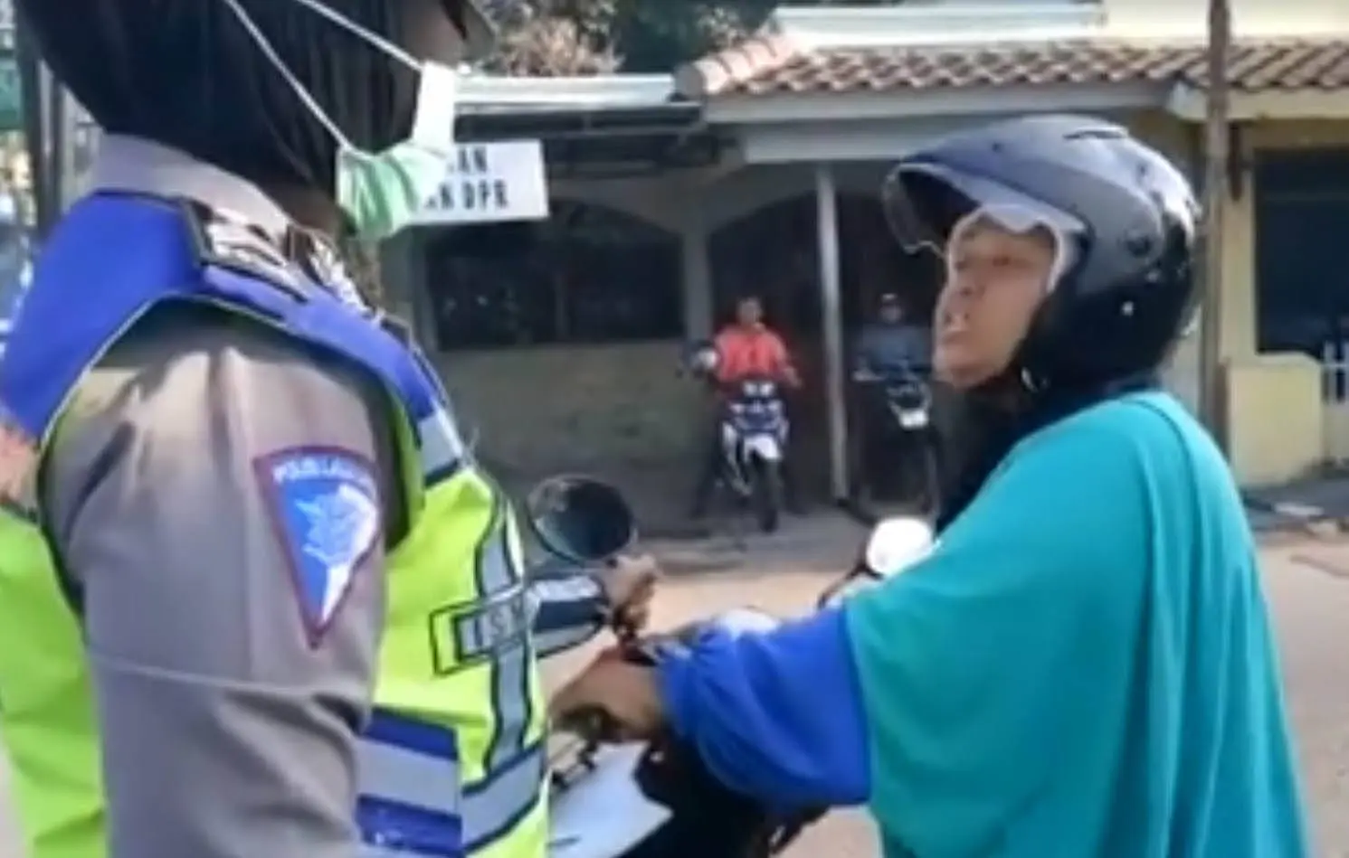 Video emak-emak biker nantangin polwan jadi viral, parah bro