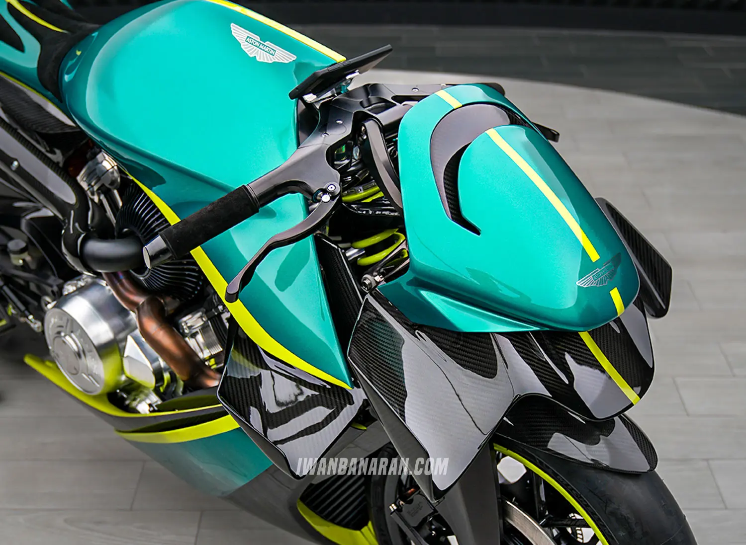Mengelus & Meraba Motor 3,5 Milyar Aston Martin AMB 001 Pro…IWB kayak mimpi !!