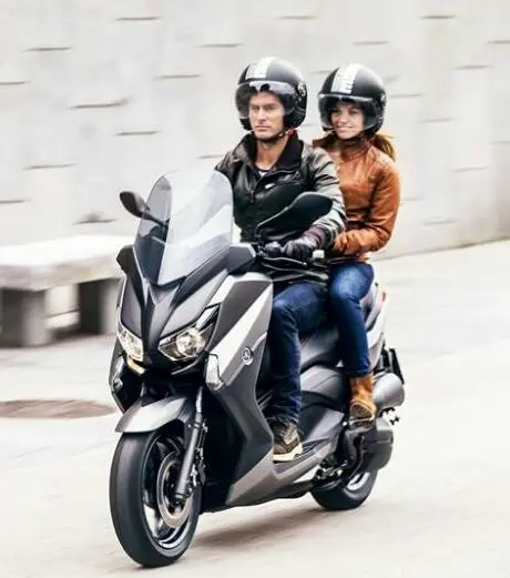 2015-Yamaha-XMAX-125-ABS-EU-Matt-Grey-Action-006