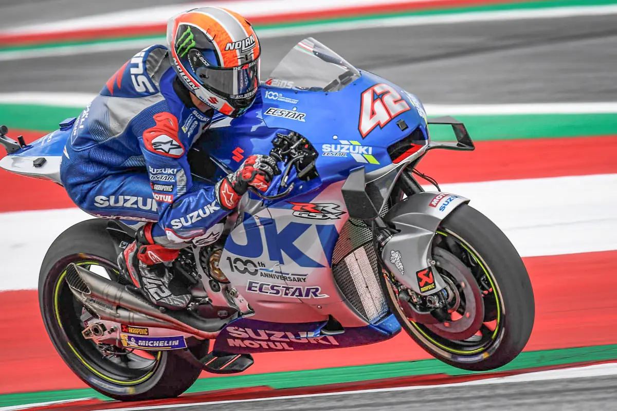 ” Kita lihat saja saat race nanti…” seru Alex Rins santuy