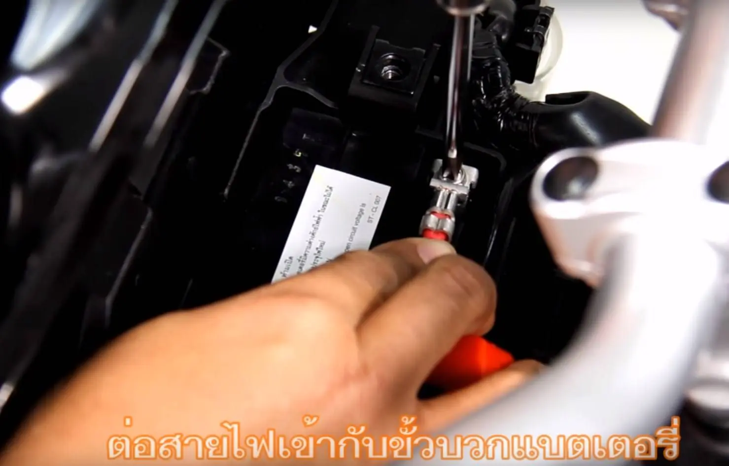 Membongkar Body Honda CB150R Thailand, Aki jebule dibawah tanki