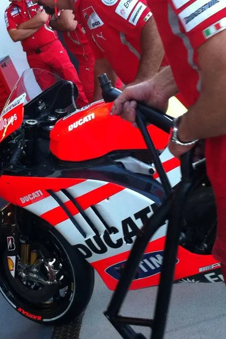 “Bagian depan dari motor sedikit berubah….” ujar Rossi