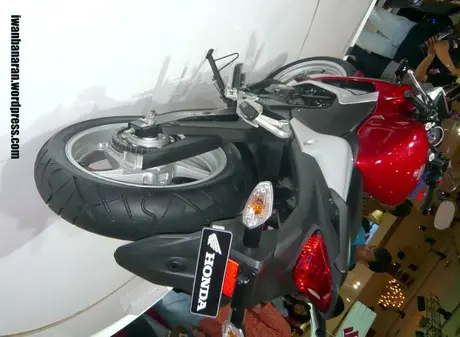 CBR250 rear tail Bagaimana kans CBR 250r dalam menjegal Ninja 250r — ??