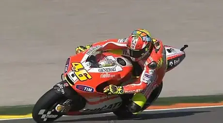 Motogp Valencia : Rossi memamerkan helm special corak Simoncelli…