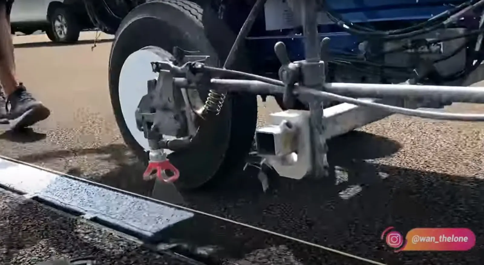 Begini proses pengecatan kerb Sirkuit Mandalika, canggih euy