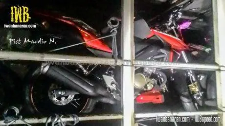 Jepretan Yamaha new Vixion facelift dari dekat. Testimoni jauh lebih keren, crank case engine berwarna gold…