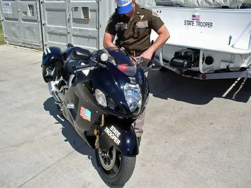 Gile…Polisi patroli pakai Suzuki hayabusa