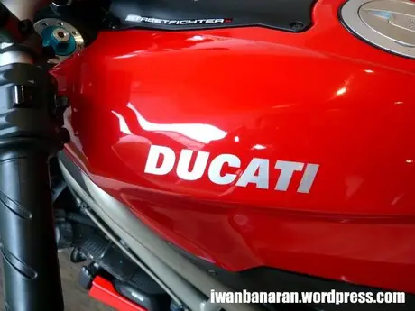 Berangkat kuliah naik Ducati. Wiihhh mantep euy