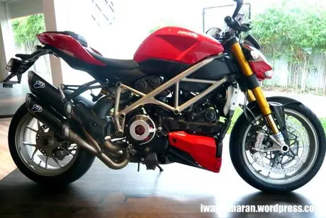 Berangkat kuliah naik Ducati. Wiihhh mantep euy